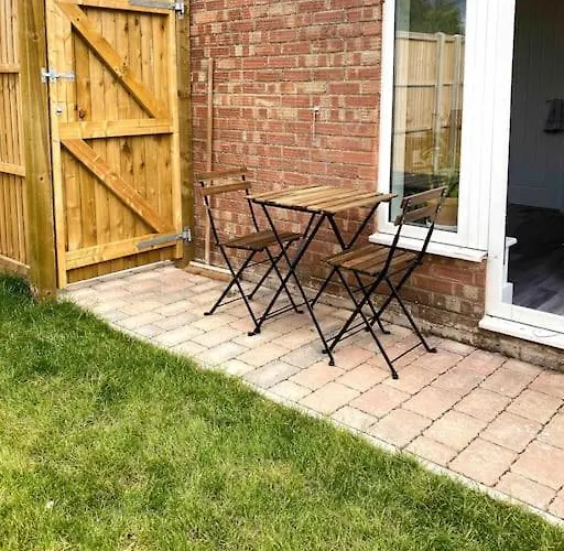 Modern Flat Near Train Station With Free Parking
