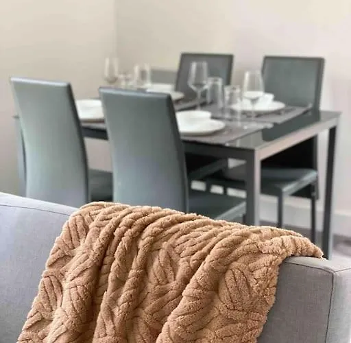 Modern Flat Near Train Station With Free Parking