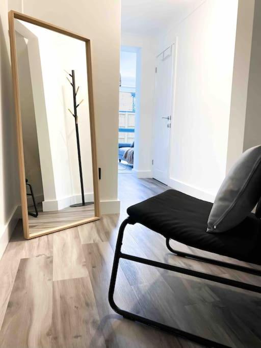 Modern Flat Near Train Station With Free Parking Apartment *